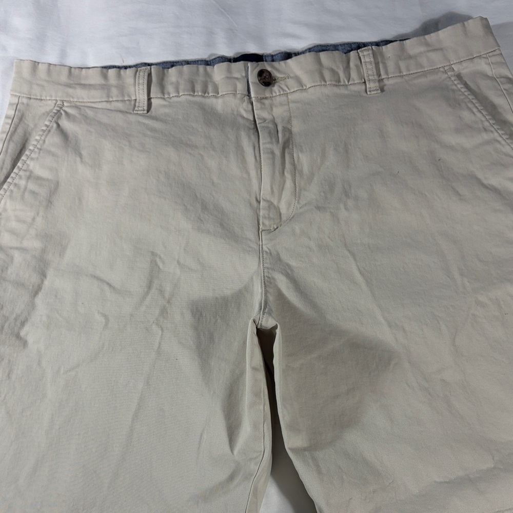 Gap mens stone khaki basic flat front 9.5" inseam chino shorts - size 40